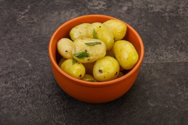 Kasede taze haşlanmış patates soğan servis edildi.