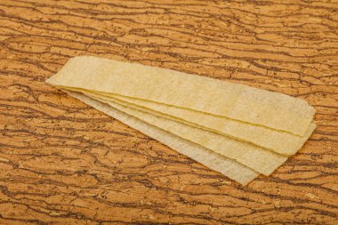 Doğal yağ ve tuzlu patates cipsi yığını. 