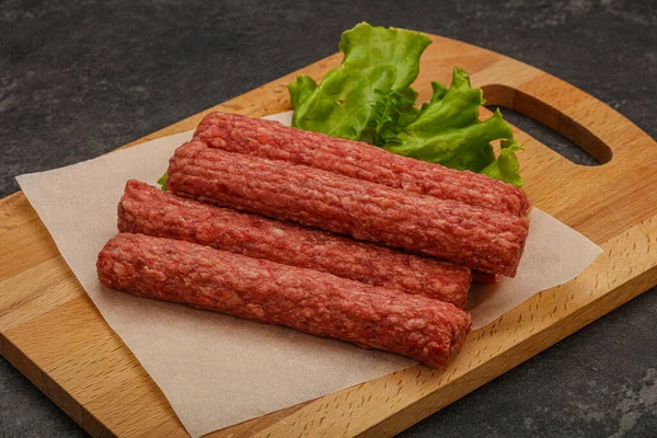 Salsichas Carne Crua Com Especiarias Para Grelhar — Fotografia de Stock