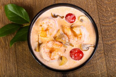 Karidesli geleneksel Tom Yam çorbası.
