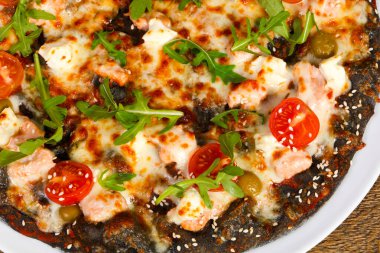 Somonlu pizza ve roka peynirli mozzarella.