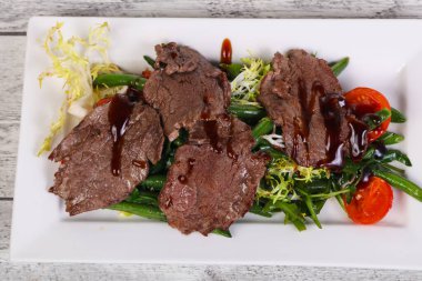 Yeşil fasulye ve kiraz domatesli biftek salatası.