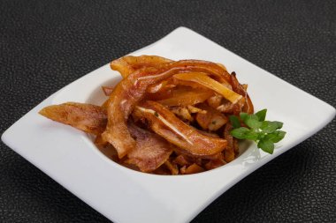 Kasede domuz kulağı var.