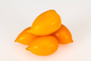 Beyaz arka plan üzerinde izole sarı olgun domates