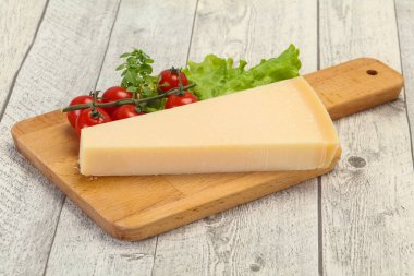 İtalyan geleneksel parmesan peyniri üçgeni salata servis etti