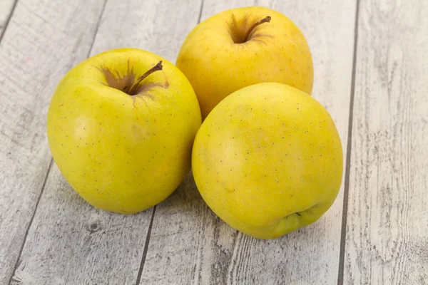 木の背景に黄色の熟したリンゴ — ストック写真