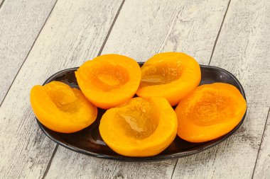 Şırıngayla marine edilmiş şeftali meyvesi.