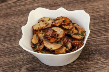 Kavrulmuş şampiyon, kasede otlar ve baharatlar var.