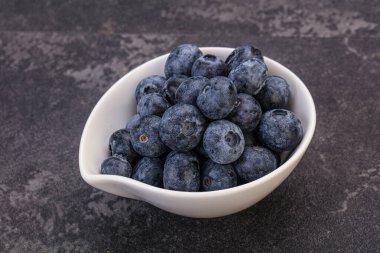 Arka planda tatlı sulu yaban mersini yığını