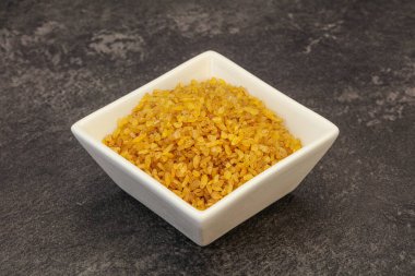 Vejetaryen mutfağı. Kasede pişirmek için kuru bulgur.