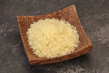 Tabakta çiğ Hint basmati pilavı