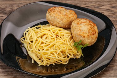 Peynirli spagetti ve ev yapımı tavuk pirzolası.