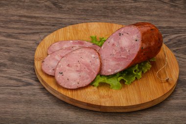 Baharatlı ve otlu füme jambon.