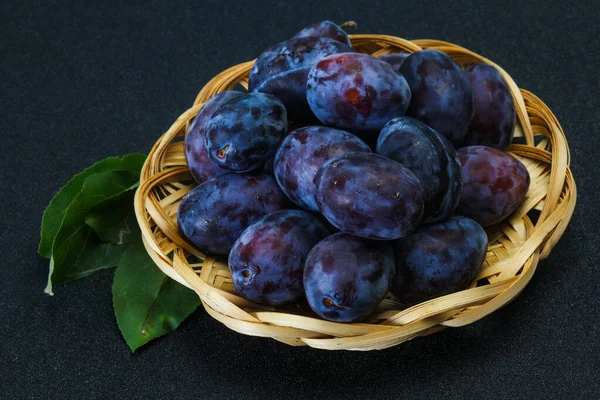 Montón Ciruela Madura Cesta Con Hojas — Foto de Stock