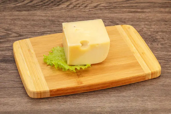 Emmental Ser Nad Deską Drewnianą Serwowane Sałatki — Zdjęcie stockowe