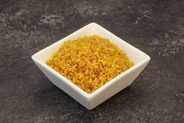 Vejetaryen mutfağı. Kasede pişirmek için kuru bulgur.