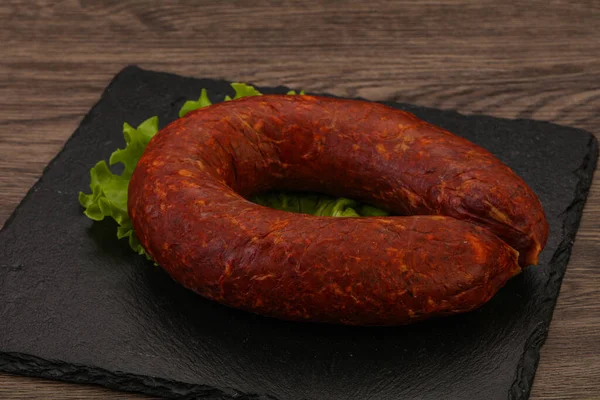 Krakowska Wurst Über Dem Brett Mit Kräutern Und Gewürzen — Stockfoto