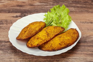 Fırında patates ve biberiye servis edilen baharatlar.