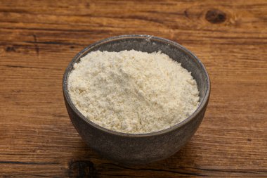 Buğday unu kasede yemek pişirmek için.