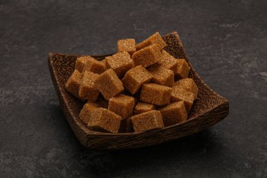 Kahverengi baston şeker yavruları kasede