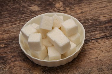 Rafine edilmiş beyaz granüllü şeker yavruları kasede.