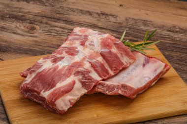 Çiğ domuz kaburgası pişirmek için biberiye servis edilir.