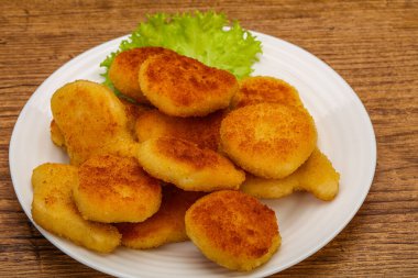 Kızarmış tavuk nugget. Salata yaprakları.
