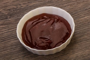 Geleneksel domates barbekü sosu kasede