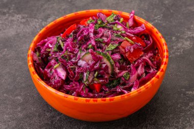 Bitki ve baharatlı kırmızı lahana turşusu