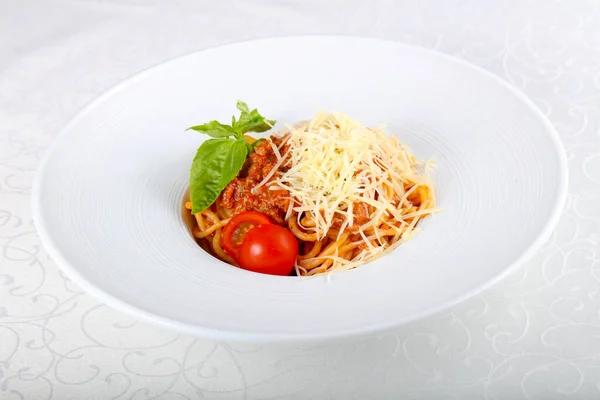 Pastas Boloñesas Con Hojas Albahaca —  Fotos de Stock