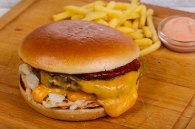 Burger sığır eti, peynir, domates, salatalık ve buzdağı salatası turşusu