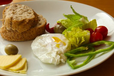 Ekmek ve peynirli Benedict yumurtası zeytin servis edildi.