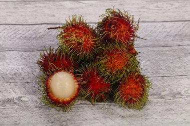 Tropikal tatlı egzotik meyve Rambutan yığını