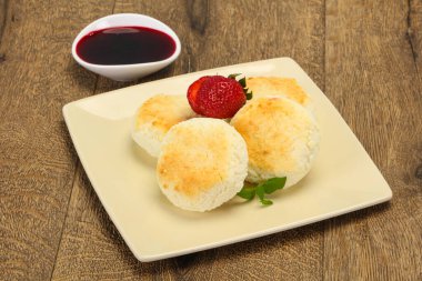 Reçelli krep ve naneli çilek.