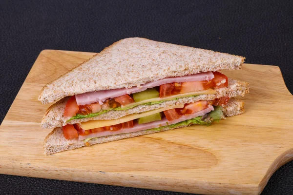 Panino Club Con Prosciutto Formaggio Foglie Insalata Pomodori Cetrioli Sottaceto — Foto Stock