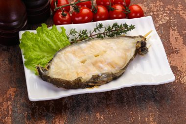 Salata yapraklı fırında kurt bifteği.