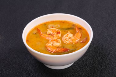 Karidesli ünlü Tayland Tom Yam çorbası.