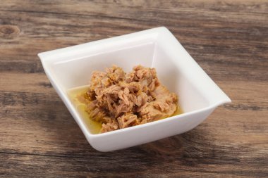 Kasede ton balığı konservesi fesleğen yaprağı var.