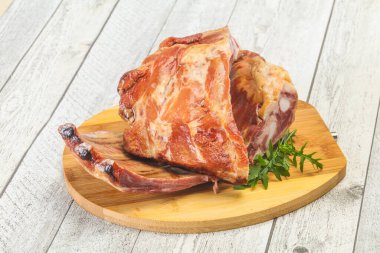 Ahşap zemin üzerinde tütsülenmiş domuz kaburgası.