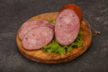 Baharatlı ve otlu füme jambon.