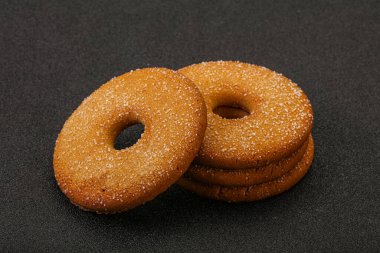 Tatlı ve çıtır çıtır zencefilli kurabiye yığını