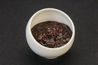 Kasede acı biber sosu var.