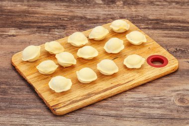 Pişirmek için çiğ etli börek.