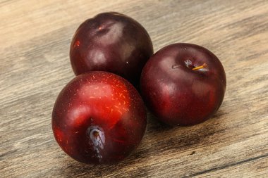 Olgun tatlı erik meyvesi yığını