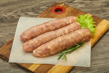 Biberiyeli ızgara için çiğ domuz eti sosisi.