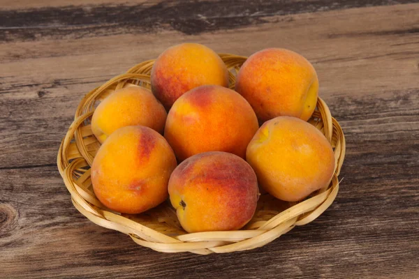 Ripe Peach Heap Wooden Basket — Stock Photo, Image