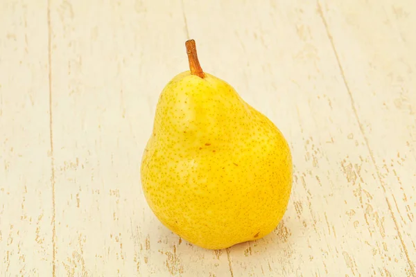 新鮮な甘い黄色の梨を背景に — ストック写真