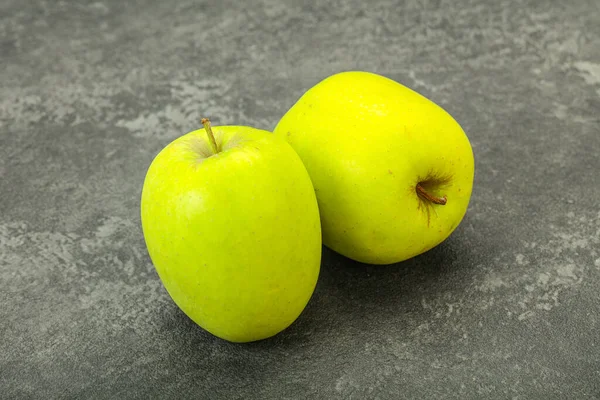 Dvě Zralá Zelená Sladká Chutná Jablka — Stock fotografie