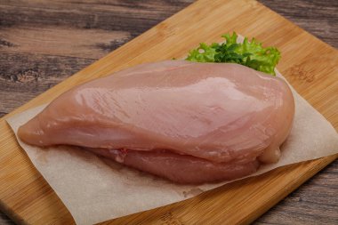 Pişirmek için çiğ tavuk göğsü.