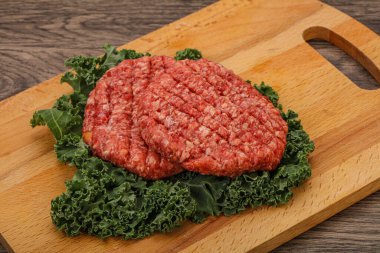 Izgara için çiğ sığır eti pirzolası.